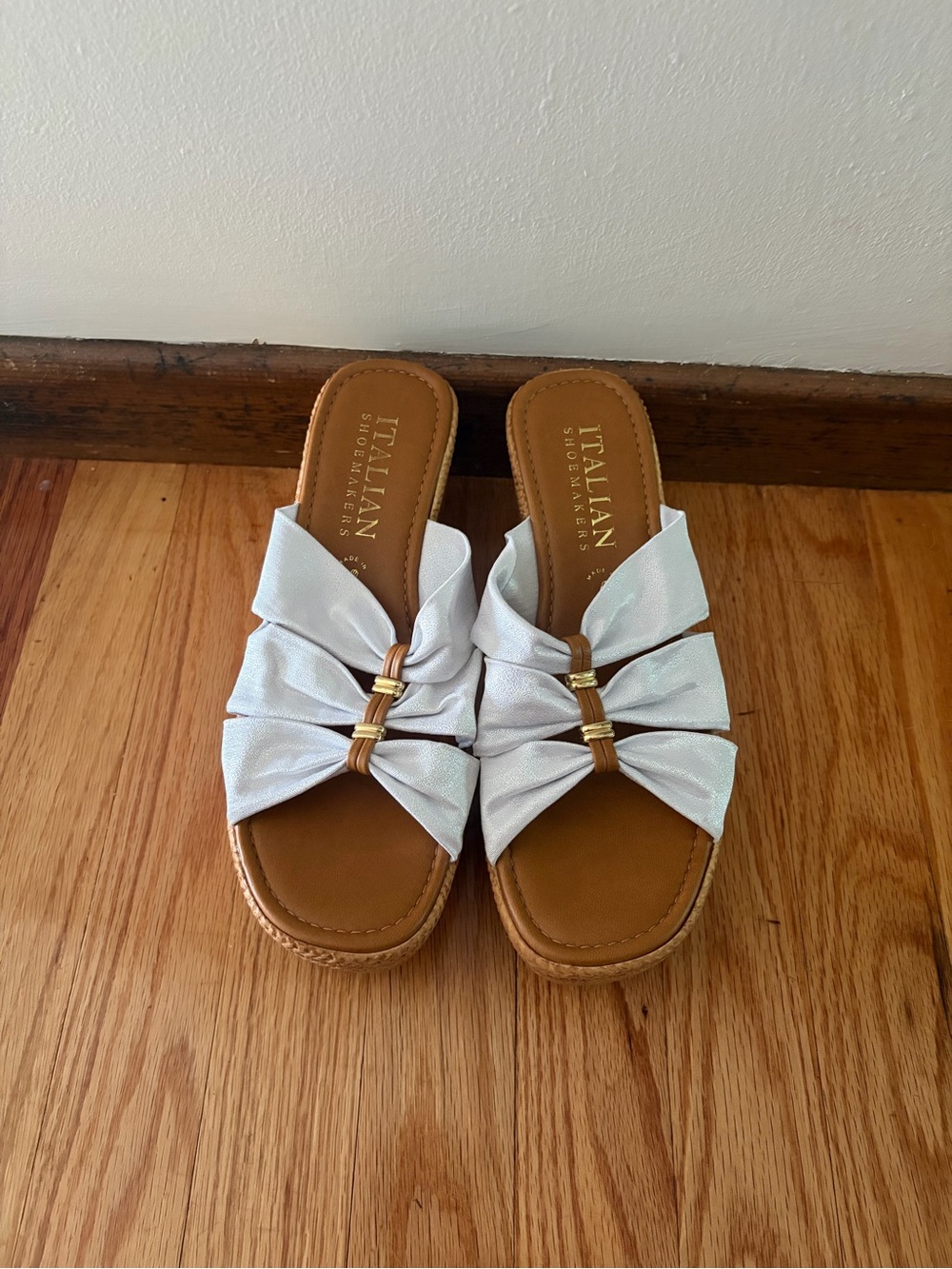 Women’s Italian shoemakers Italy wedge sandals size 9